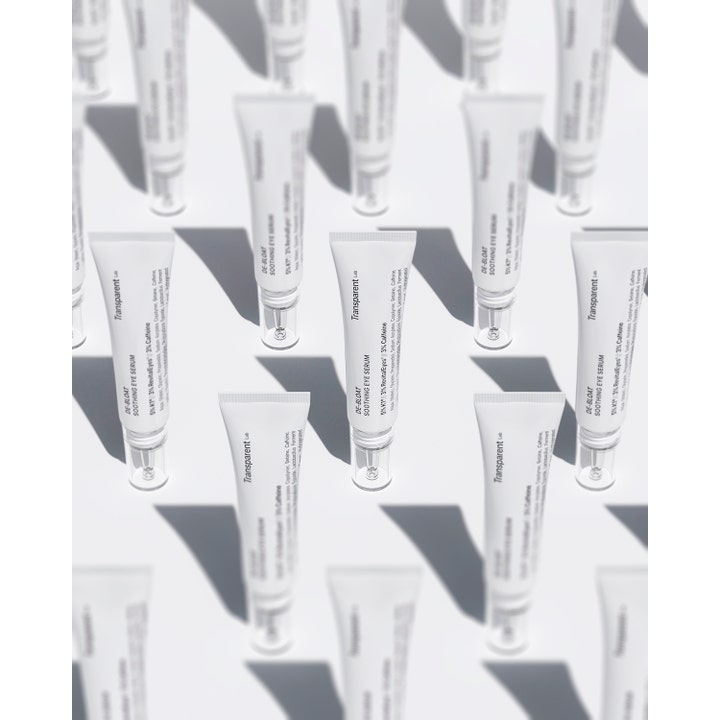 Niche Beauty Lab Transparent Lab De-Bloat Soothing Eye Serum 15 ml turvotusta laskeva seerumi valkoisissa tuubeissa.
