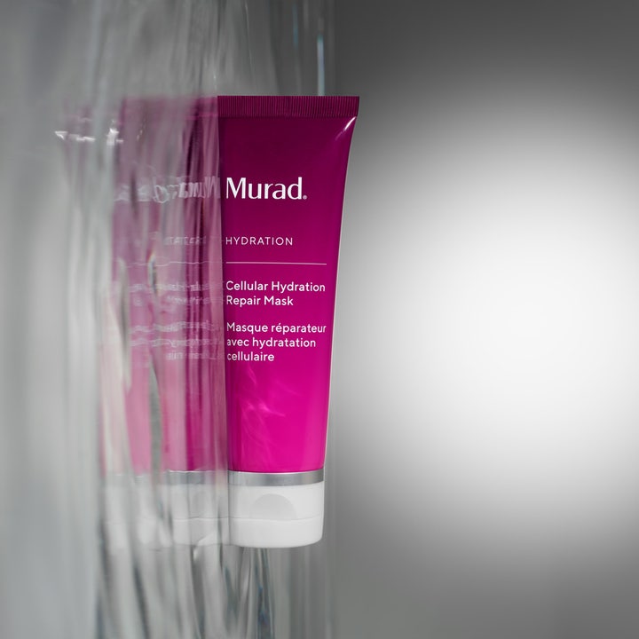 Murad Cellular Hydration Repair Mask 80 ml kosteuttava kasvonaamio purppurassa tuubissa aaltoilevan lasin takana