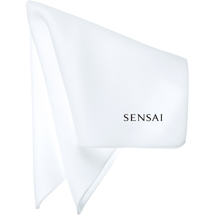 Sensai Sponge Chief puhdistusliina puhdistaa ihon hellävaraisesti valkoinen taiteltu liina mustalla logolla