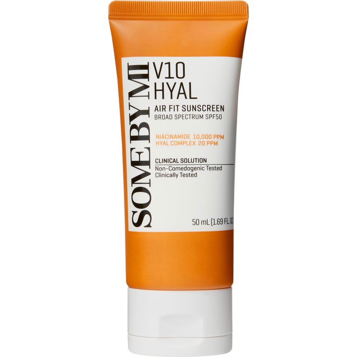 Some By Mi V10 Hyal Air Fit Sunscreen 50 ml kosteuttava aurinkovoide oranssissa tuubissa valkoisella korkilla