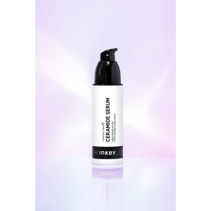 The INKEY List Ceramide Serum 30 ml kosteuttava seerumi mustavalkoisessa pumppupullossa.