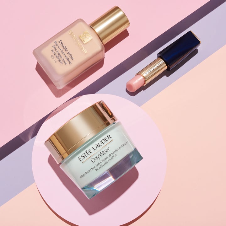 Estée Lauder DayWear 30 ml suojakertoimellinen päivävoide lasipurkissa muiden meikkituotteiden rinnalla.