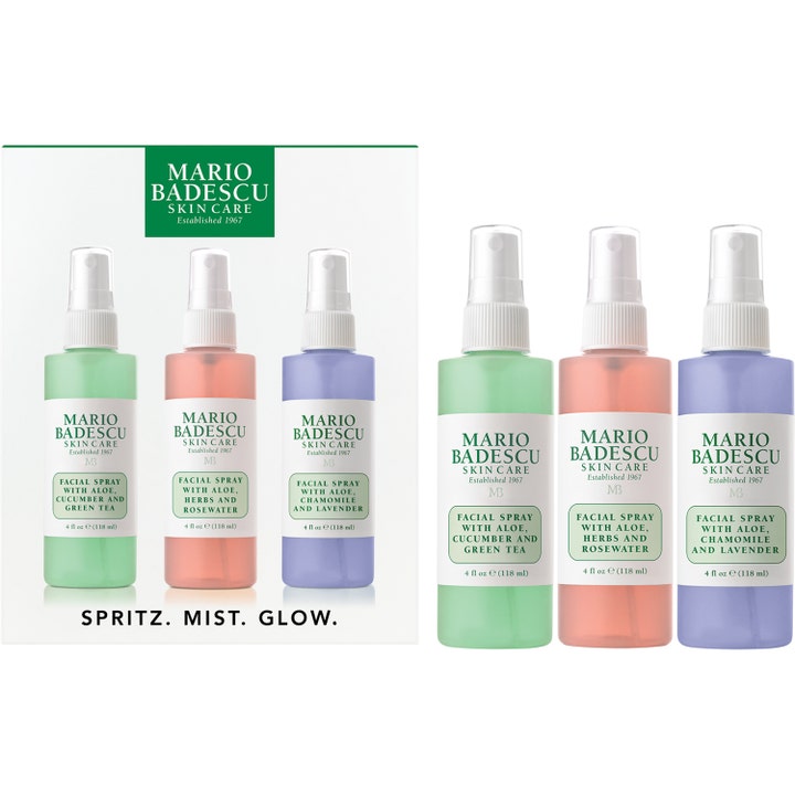 Mario Badescu Facial Spray 3 x 118 ml kosteuttava kasvosuihkesetti jossa vihreä pinkki ja lila muovinen suihkepullo