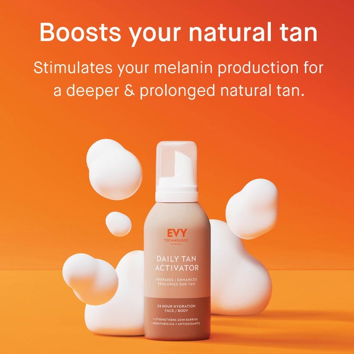 EVY Technology Daily Tan Activator kosteuttava mousse stimuloi melaniinin tuotantoa oranssilla taustalla.