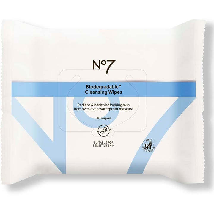 No7 Biodegradable Cleansing Wipes 30 kpl puhdistusliinat poistavat meikin ja luovat heleyttä valkoisessa pakkauksessa.