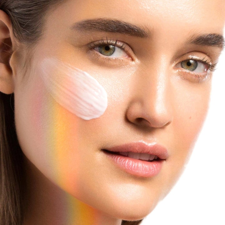 Dermalogica Prisma Protect SPF30 50 ml suojaava aurinkovoide kasvoille ja vaalea voideveto mallin iholla.