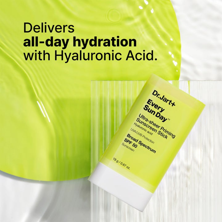 Dr.Jart+ Every Sun Day Ultra-Sheer Priming Sunscreen Stick 19 g kosteuttava aurinkosuojapuikko SPF 50 keltaisessa hylsyssä.