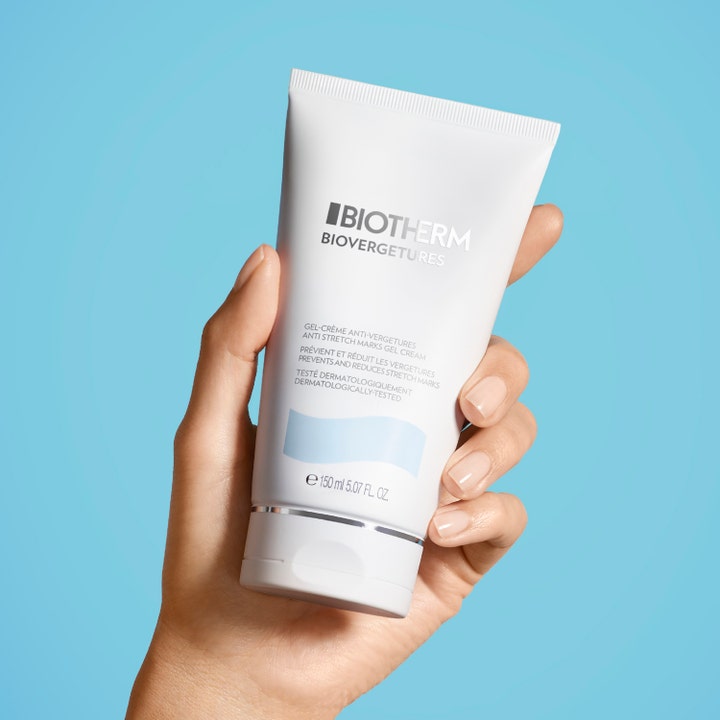 Biotherm Biovergetures 150 ml raskausarpia ehkäisevä voidegeeli valkoisessa tuubissa kädessä pidettynä sinisellä taustalla