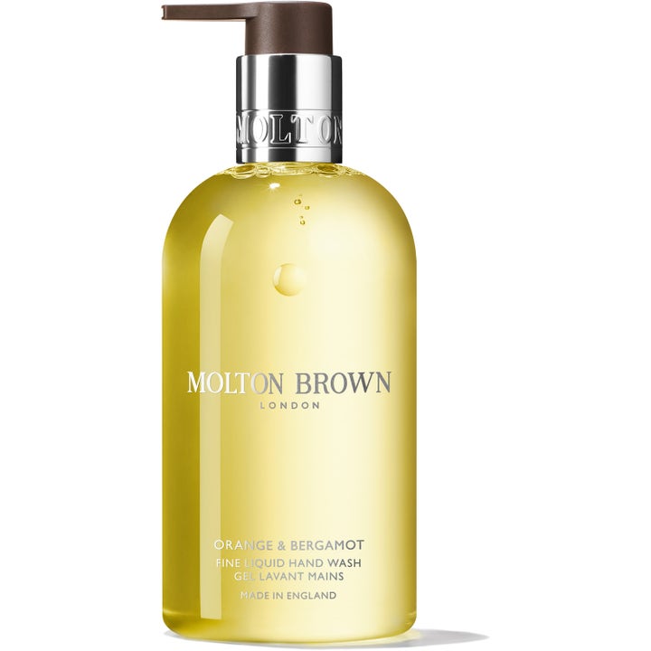 Molton Brown Orange & Bergamot 300 ml puhdistava käsisaippua keltaisessa pullossa tyylikkäällä hopeisella pumpulla.