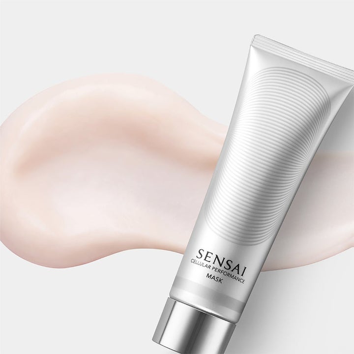 Sensai Cellular Performance Mask 140 ml kosteuttava kasvonaamio hopeisessa tuubissa vaaleanpunaisen voiteen päällä