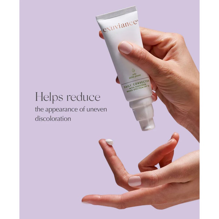 Exuviance Daily Corrector SPF35 40 g aurinkovoide rasvoittuvalle iholle tasoittaa sävyä ja näkyy sormenpäässä.