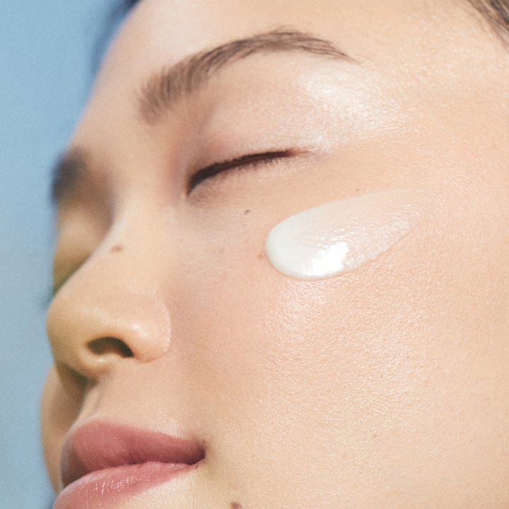 KORA Organics Active Algae Lightweight Moisturizer 50 ml kosteuttava kasvovoide levitettynä kasvoille.