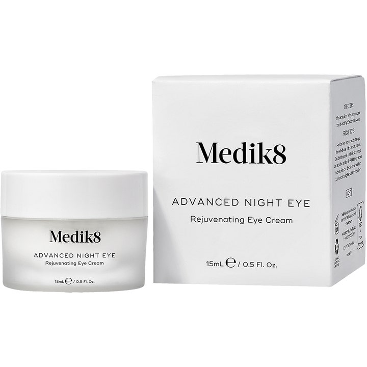 Medik8 Advanced Night Eye 15 ml uudistava silmänympärysvoide huurteisessa lasipurkissa ja valkoisessa rasiassa