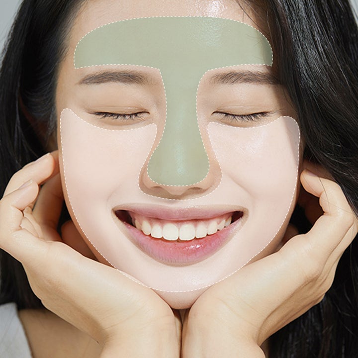 Dr. Ceuracle Jeju Matcha Clay Mask 115 g syväpuhdistava kasvonaamio levitettynä naisen kasvojen T-alueelle.