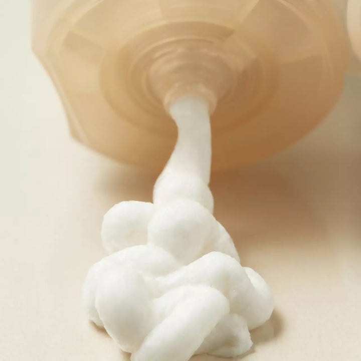 I'm from Rice Whip Facial Cleanser 150 ml kirkastava puhdistusvaahto, jonka paksu valkoinen koostumus pursuaa tuubista.