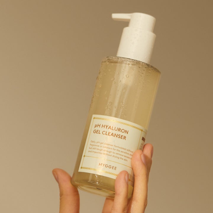 Hyggee Ph Hyaluron Gel Cleanser 200 ml puhdistusgeeli kädessä kosteassa pumppupullossa.