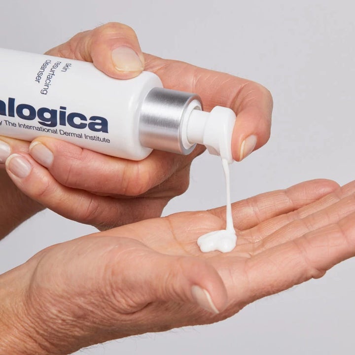 Dermalogica AGE smart Skin Resurfacing Cleanser silottava puhdistusaine jota annostellaan kämmenelle.
