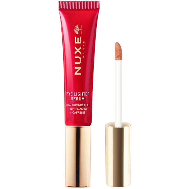 Nuxe Eye Lighter Serum 15 ml kirkastava silmänympärysseerumi punaisessa tuubissa kultaisella applikaattorilla.