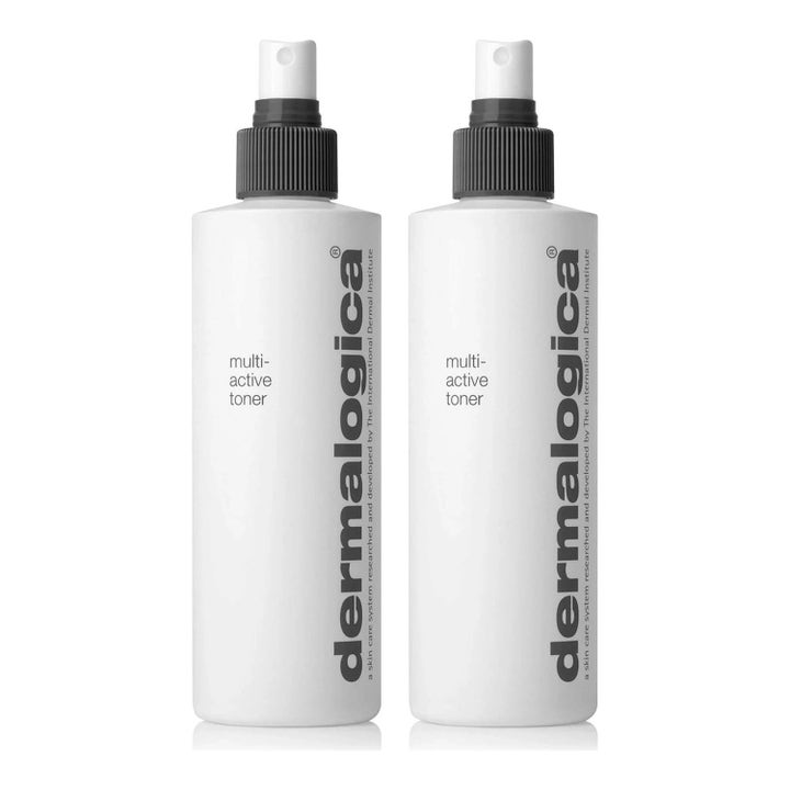 Dermalogica Multi-Active Toner kaksi kosteuttavaa kasvovettä valkoisissa suihkepulloissa mustilla suuttimilla.