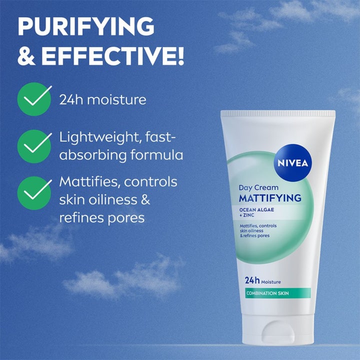 NIVEA Mattifying Day Cream 50 ml mattapinnan antava päivävoide valkoisessa tuubissa sinistä taivasta vasten.
