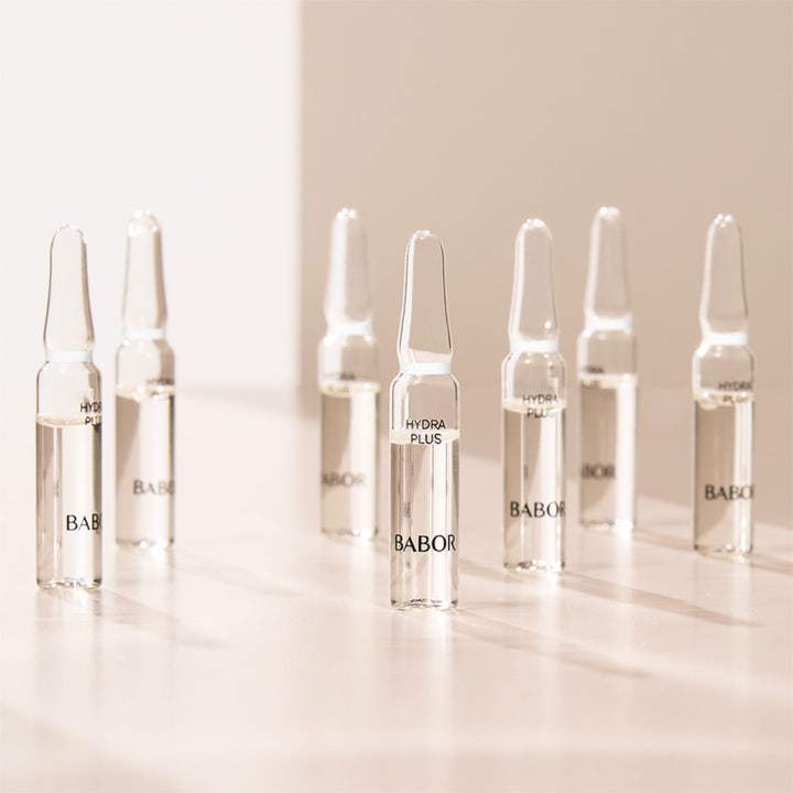 Babor Ampoule Hydra Plus 14 ml kosteuttava seerumi kirkkaissa lasiampulleissa vaalealla pinnalla