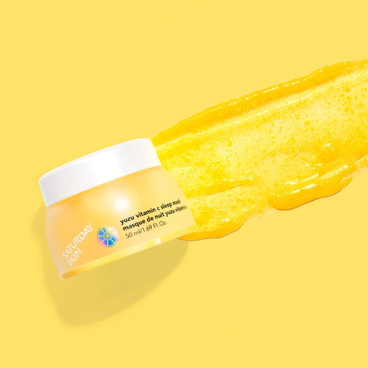 Saturday Skin Yuzu Vitamin C Sleep Mask 50 ml kirkastava yönaamio ja täyteläinen geelikoostumus keltaisessa purkissa.