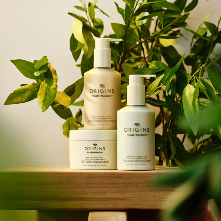 Origins Plantfusion Hydrating Body Souffle 200 ml kosteuttava vartalovoide purkissa vihreiden kasvien keskellä