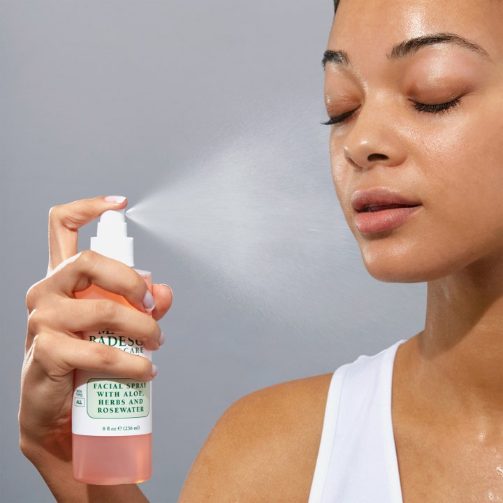 Mario Badescu Facial Spray 59 ml kosteuttava kasvosuihke, jota nainen suihkuttaa kasvoilleen.