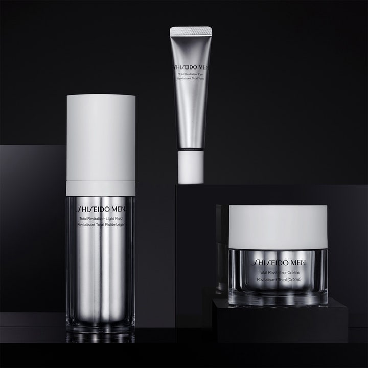 Shiseido Total Revitalizer Eye 15 ml virkistävä silmänympärysvoide tyylikkäässä hopeisessa tuubissa.