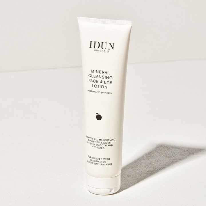 IDUN Minerals Cleansing Lotion 150 ml kosteuttava puhdistusemulsio valkoisessa tuubissa jättää ihon sileäksi.