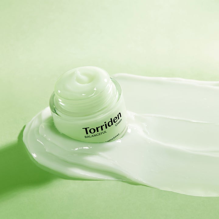 Torriden BALANCEFUL Cica Cream 80 ml rauhoittava kasvovoide avatussa purkissa täyteläisen vaaleanvihreän voidevedon päällä