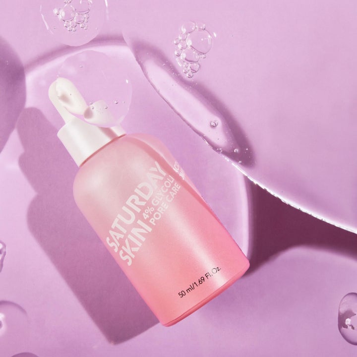 Saturday Skin Pore Active Treatment Serum 50 ml huokosseerumi pinkissä pullossa violetilla taustalla.