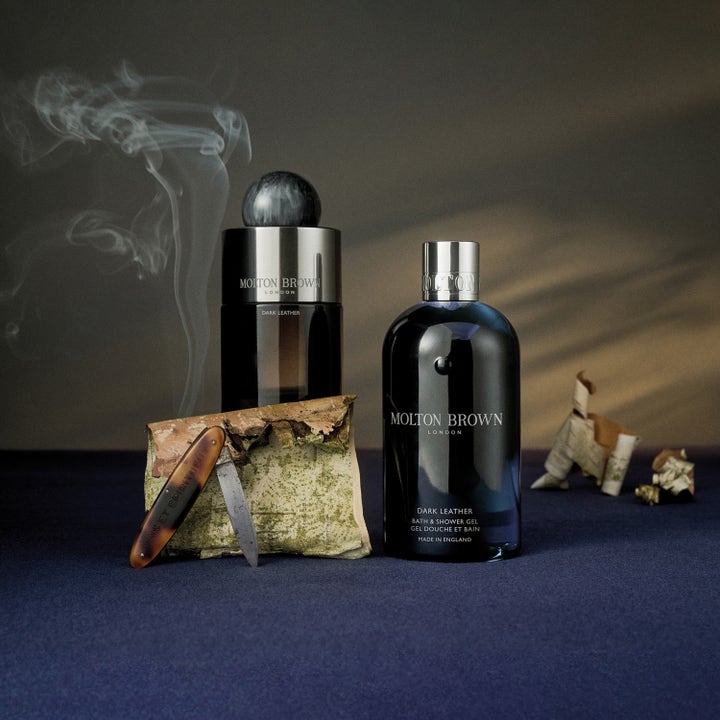 Molton Brown Dark Leather Bath & Shower Gel 300 ml puhdistava suihkugeeli tummassa tunnelmassa tuohen ja savun kera.