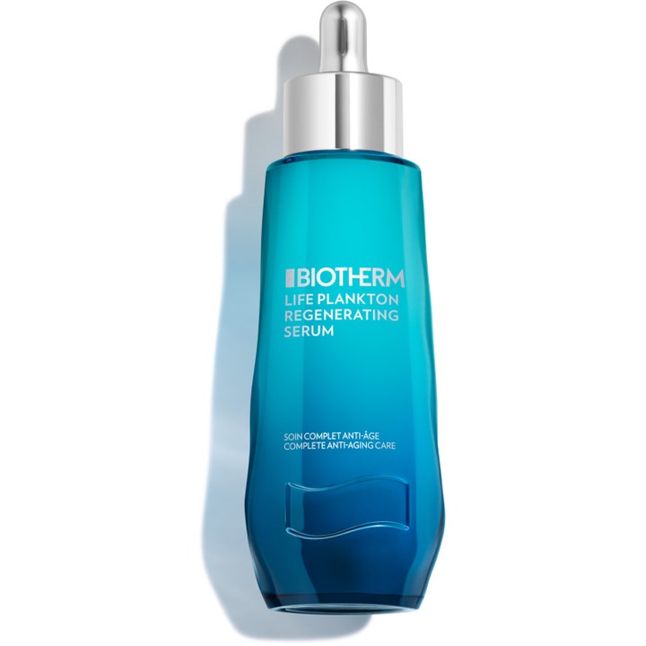 Biotherm Life Plankton Regenerating Serum uudistava seerumi sinisessä liukuvärjätyssä pullossa hopeisella pipetillä.