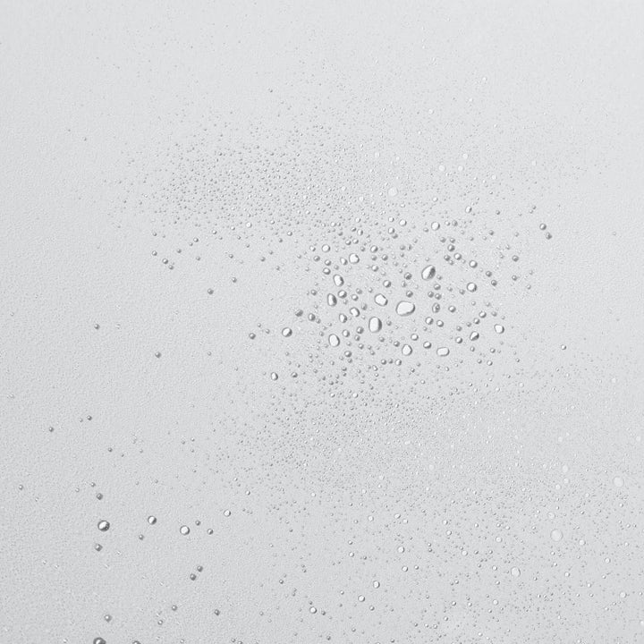 Dermalogica UltraCalming Mist Duo rauhoittava kasvovesi näyttää kirkkaita vesipisaroita vaalealla tekstuurilla