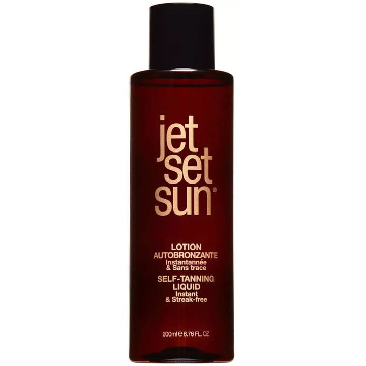 Jet Set Sun Self-Tanning Liquid 200 ml itseruskettava luo tasaisen päivetyksen tummanruskeassa pullossa kultaisella tekstillä