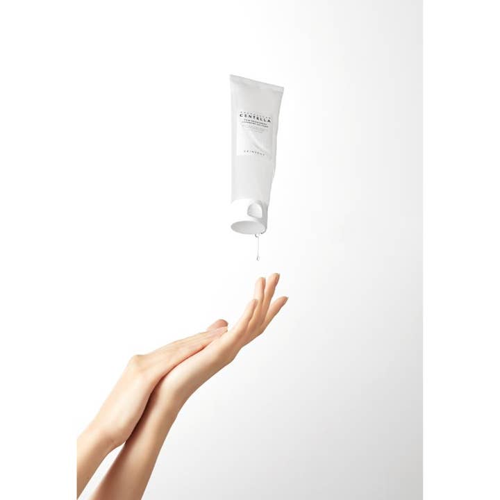 SKIN1004 Madagascar Centella Tone Brightening Cleansing Gel Foam 125 ml kirkastava puhdistusgeeli ja pisara käsien yllä