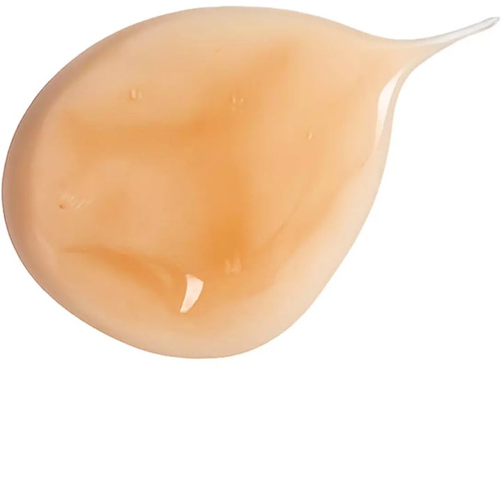 Verso N°1 Daily Facial Cleanser 120 ml puhdistusgeeli näyttää persikanvärisen ja kiiltävän geelimäisen koostumuksen.