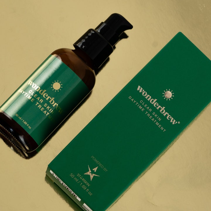 Starskin Wonderbrew Clear Skin Daytime Treatment 50 ml kirkastava päivävoide ruskeassa lasipullossa vihreän pakkauksen kera.