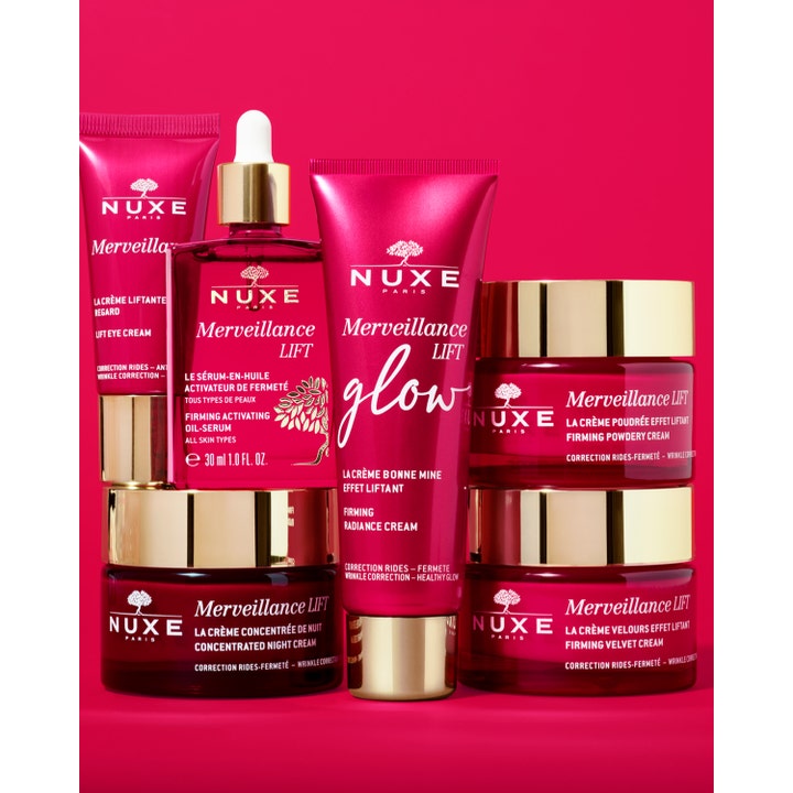 Nuxe Merveillance Lift Glow 50 ml heleyttävä päivävoide pinkissä tuubissa muiden sarjan tuotteiden joukossa.