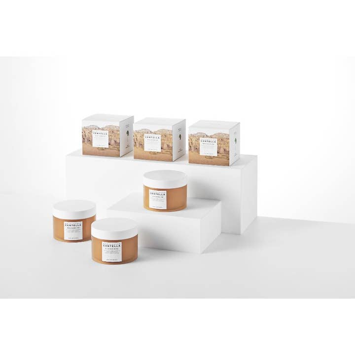 SKIN1004 Madagascar Centella Quick Calming Pad 130 ml rauhoittavat hoitolaput ruskeissa purkeissa ja laatikoissa.