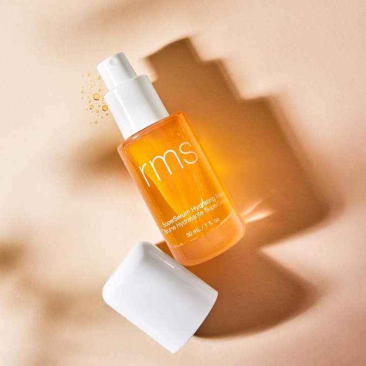 RMS Beauty SuperSerum Hydrating Mist 30 ml kosteuttava kasvosuihke oranssissa pullossa valkoisella korkilla.