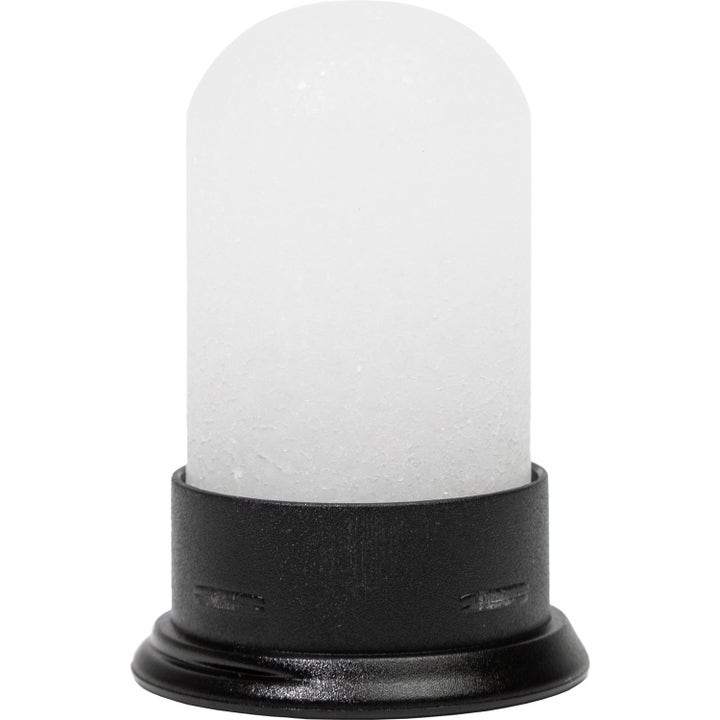 Maria Åkerberg Salt Deo 80 g raikastava suolasaippua on sylinterinmuotoinen valkoinen kristallideodorantti mustalla alustalla.