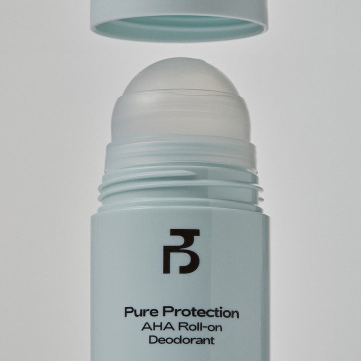 Bodyologist Pure Protection AHA Roll-on Deodorant 50 ml suojaava roll-on lähikuvassa pallo ja vaaleansininen pakkaus
