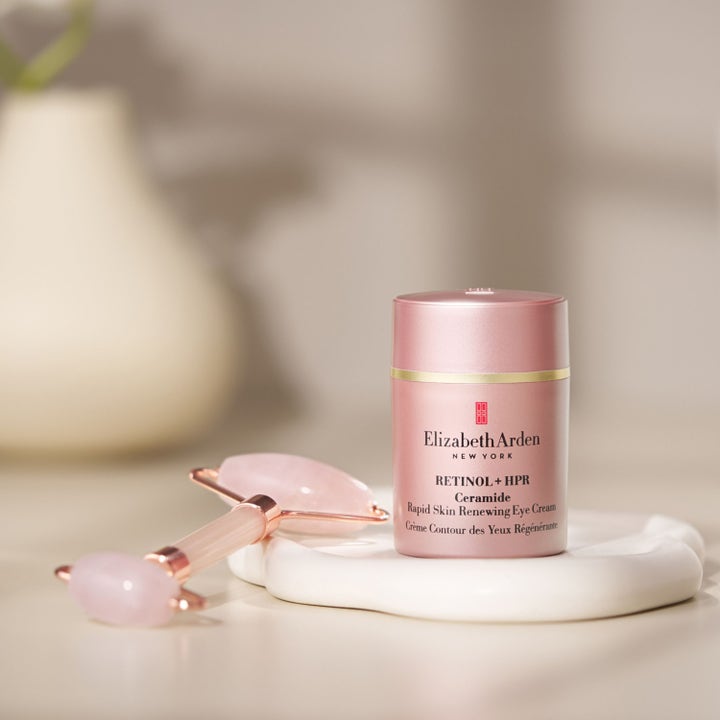 Elizabeth Arden Ceramide Retinol + Hpr Rapid Skin Renewing Eye Cream 15 ml ja vaaleanpunainen kasvorulla