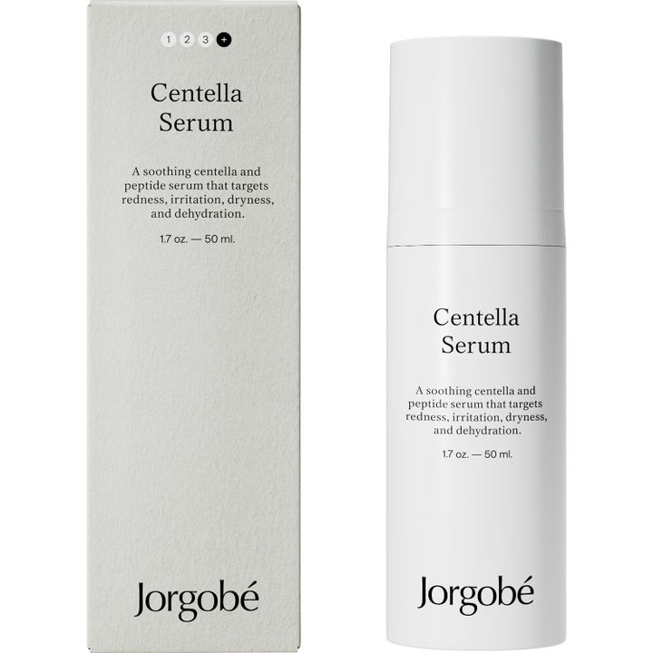 Jorgobé Centella Serum 50 ml rauhoittava seerumi lievittää punoitusta valkoisessa pumppupullossa ja harmaassa rasiassa.