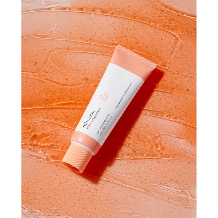 Mixsoon PDRN Collagen Cream 50 ml kosteuttava kasvovoide valkoisessa tuubissa persikanvärisen geelitaustan päällä