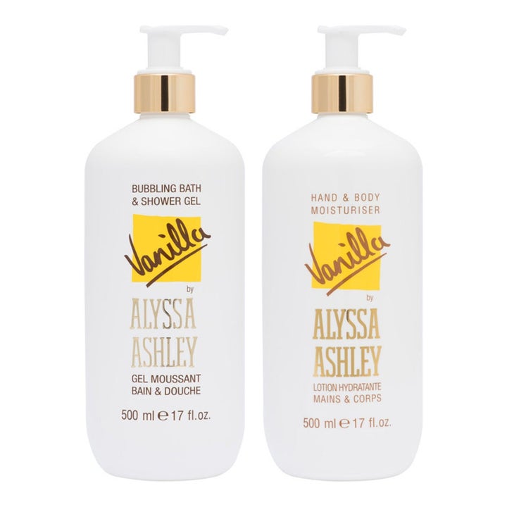 Alyssa Ashley Vanilla Bath & Body 500 ml puhdistava ja kosteuttava setti valkoisissa kultakorkkisissa pumppupulloissa.
