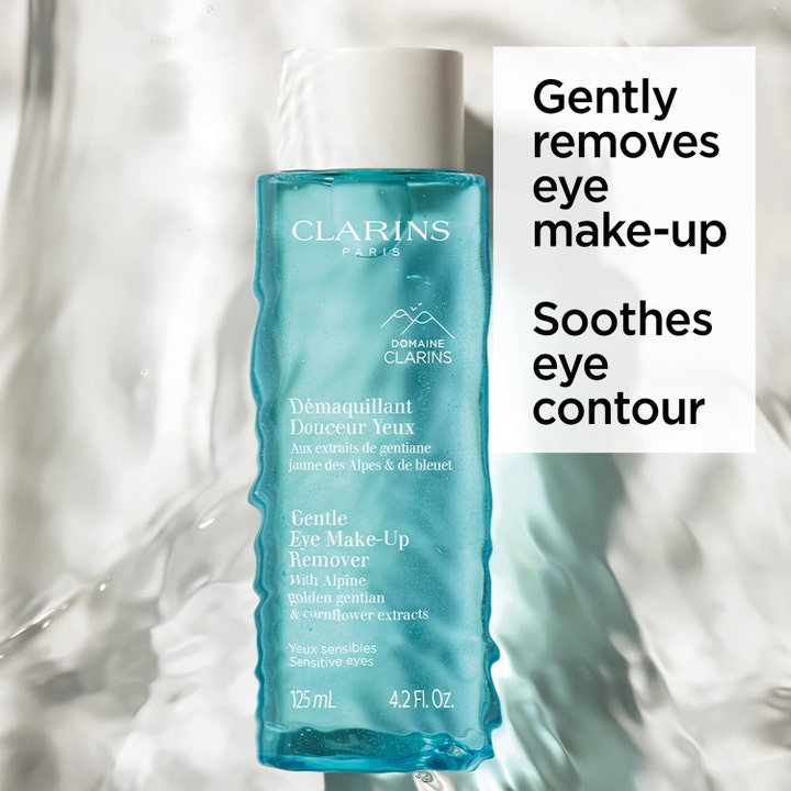 Clarins Gentle Eye Make-Up Remover 125 ml rauhoittava silmämeikin poistoaine sinisessä pullossa veden yllä