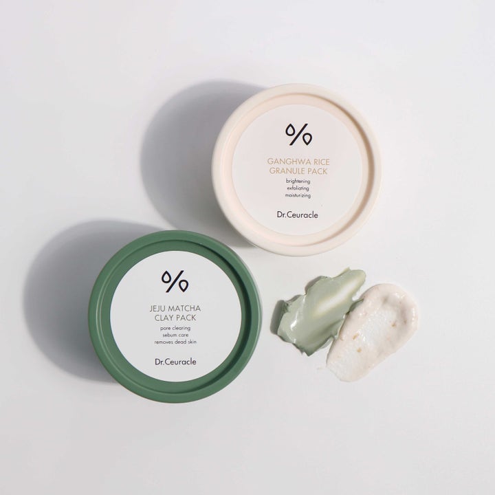 Dr. Ceuracle Jeju Matcha Clay Mask 115 g syväpuhdistava savinaamio ja koostumukset valkoisella taustalla